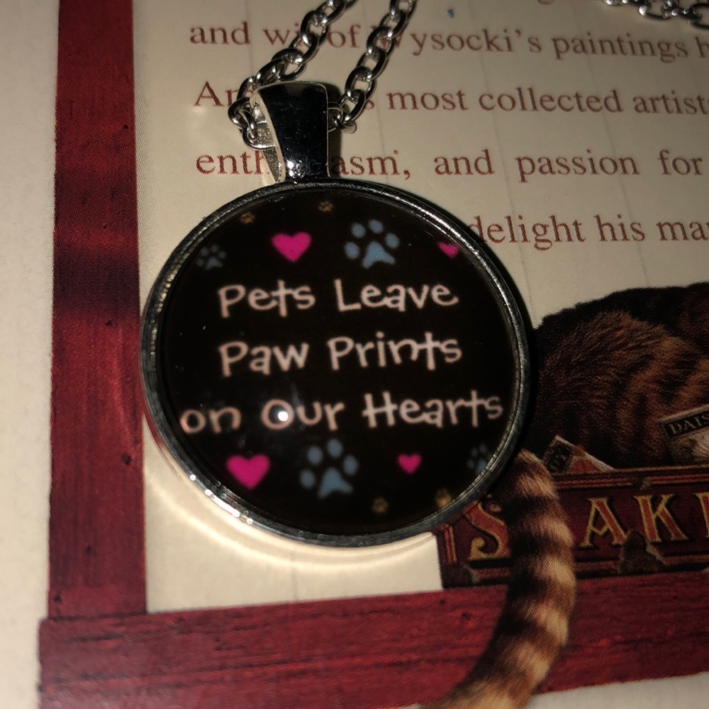 🌸New Pets leave paw prints on our hearts necklace